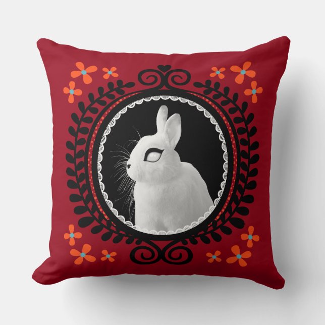 Strange White Bunny: Red, Black, Teal, & Orange Kudde (Framsida)
