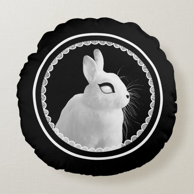Strange White Bunny Round Pillow Rund Kudde (Framsidan)