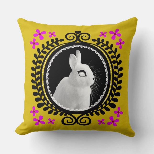 Strange White Bunny: Yellow, Magenta, Red, & Black Kudde (Framsida)