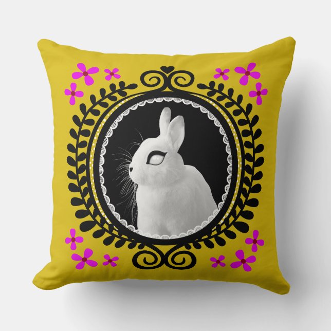 Strange White Bunny: Yellow, Magenta, Red, & Black Kudde (Framsida)