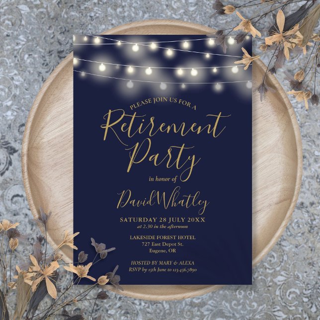 Strängen Ljus Pension och Guld vid Party Inbjudningar (Navy Blue And Gold String Lights Retirement Party Invitation)