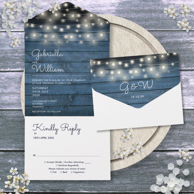 Strängljus Blå Rustik Trä Monogram Bröllop (String Lights Blue Rustic Wood Monogram Wedding All In One Invitation)