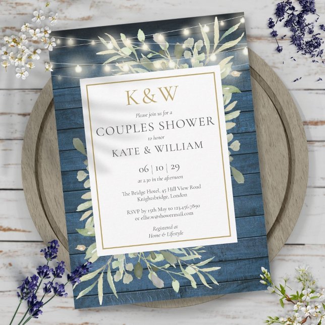Strängljus Blå Trä Monogram Par Bröllopsdusch Inbjudningar (String Lights Blue Wood Monogram Couples Shower Invitation)