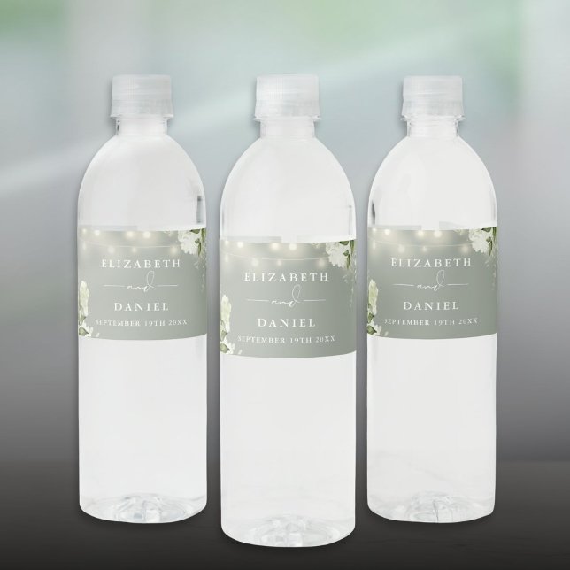 Strängljus Grönska Blommig Sagegrön Bröllop Vattenflaskor Etikett (String Lights Greenery Floral Sage Green Wedding Water Bottle Label)