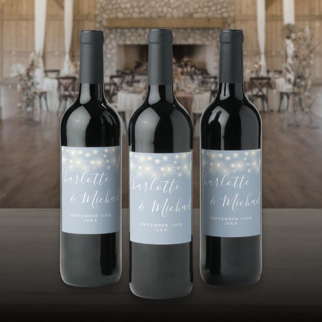 Strängljus Signatur Skript Dammig Blå Bröllop Vinflaska Etikett (String Lights Signature Script Dusty Blue Wedding Wine Label)