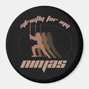 STRÄNGT FÖR MIN NINJAS-T-tröja Magnet