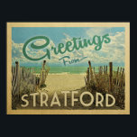 Stratford Connecticut Beach Vintage resor Poster<br><div class="desc">I Hälsning från Stratford vintage finns en sandstrand med vackra turkoshavet vatten och över havet,  ett blå himmel med giftiga vita moln. I vintage resor stil.</div>