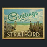 Stratford Connecticut Beach Vintage resor Poster<br><div class="desc">I Hälsning från Stratford vintage finns en sandstrand med vackra turkoshavet vatten och över havet,  ett blå himmel med giftiga vita moln. I vintage resor stil.</div>