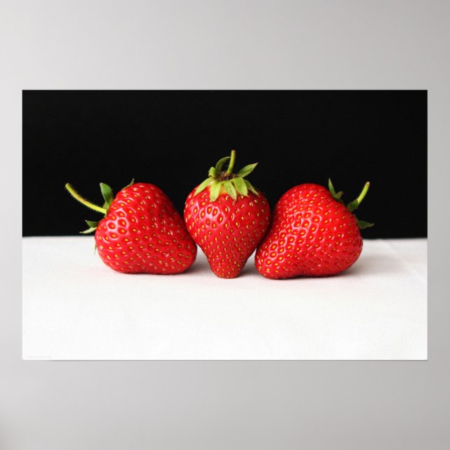 Strawberries On Black Over White wapcn Poster (Framsidan)