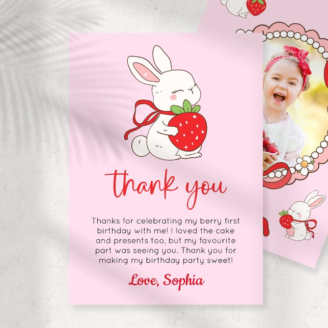 Strawberry Bunny 1st Birthday Photo Thank You Card Inbjudningar (Skapare uppladdad)