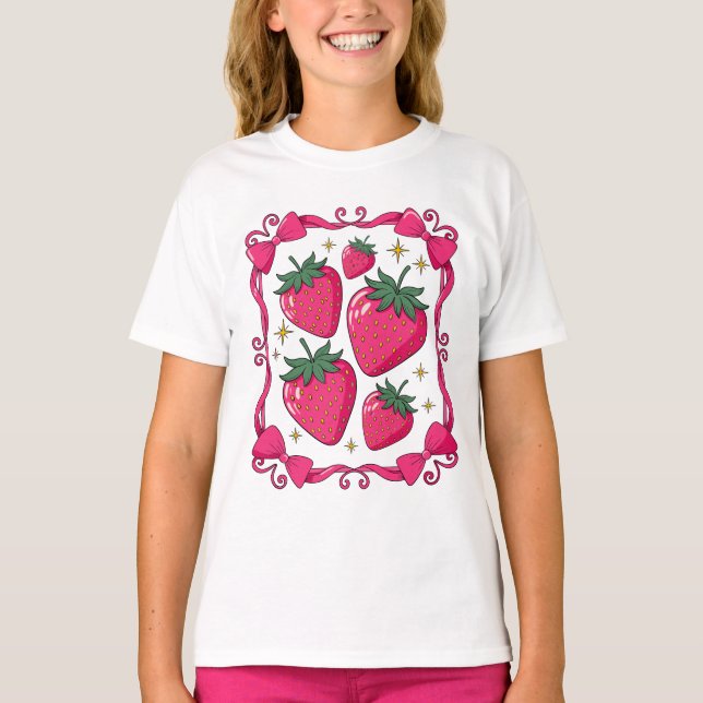 Strawberry Coquette Aesthetic Pink Bow Cute Design T Shirt (Framsida)