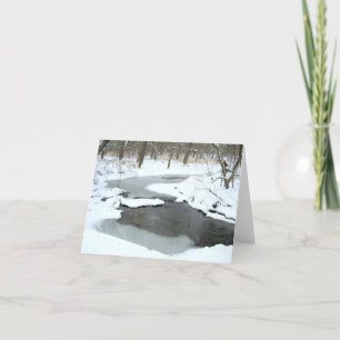 STREAM GENOM SNÖ-COVERED SKOGEN-NITard Kort