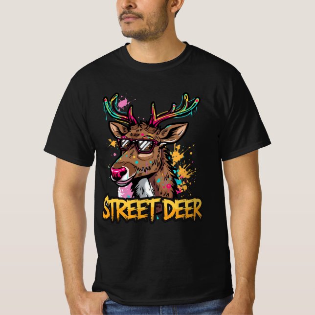 Street Deer – Graffiti Reindeer Christmas Design T Shirt (Framsida)