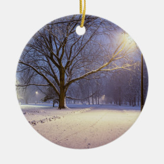 Street ljus och täckt i snö julgransprydnad keramik