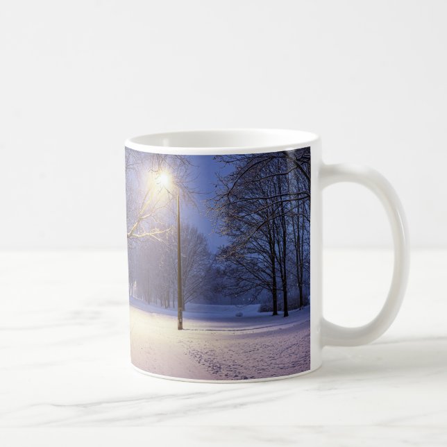 Street ljus och täckt i snö träd kaffemugg (Höger)