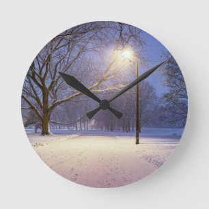 Street ljus och täckt i snö träd rund klocka