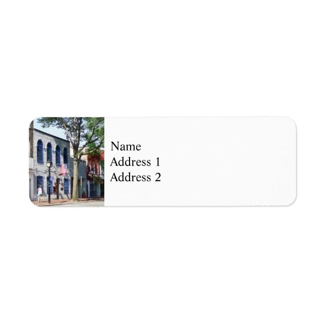 Street With American Flagga Alexandria VA Returadress Etikett (Framsidan)