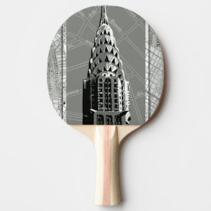 Streets i New York med Byggnad i Empire state Pingisracket