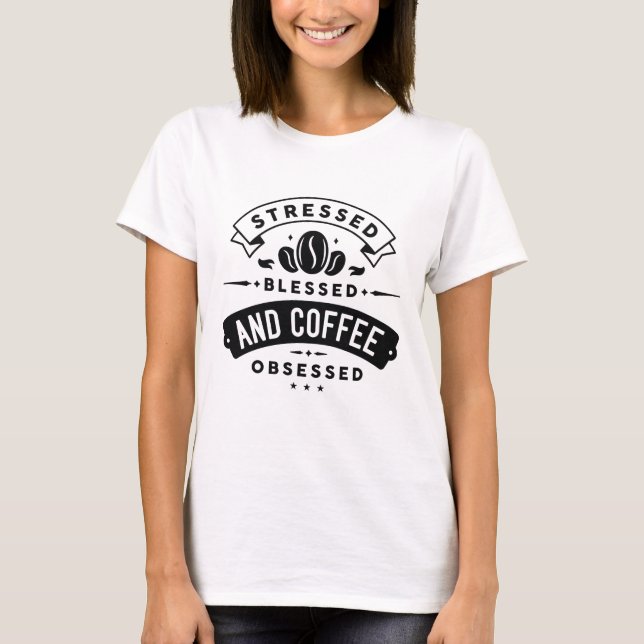 Stressad Salig Och Kaffeberoende T Shirt (Framsida)