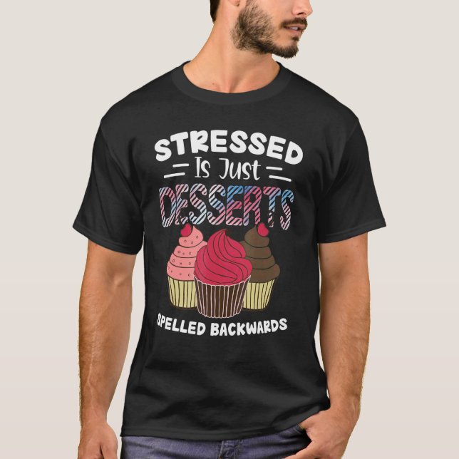 Stressat är just Desserts Spaltade bakåtskaka T Shirt (Framsida)