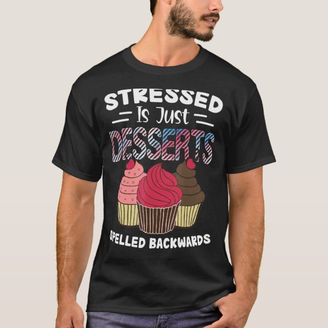 Stressat är just Desserts Spaltade bakåtskaka T Shirt (Framsida)