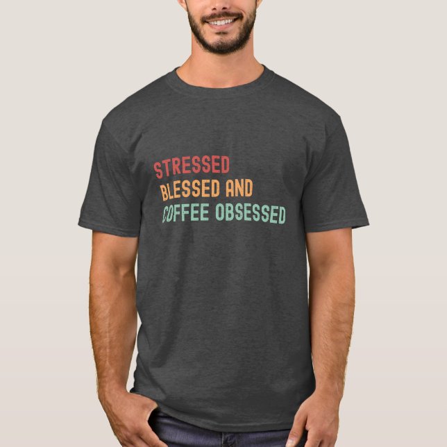 Stressat, färgade och kaffebeställda t shirt (Framsida)