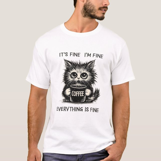 Stressed Coffee Cat – Everything Is Fine Humor T Shirt (Framsida)