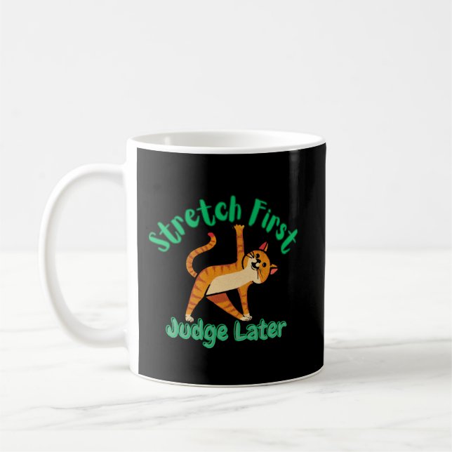 Stretcha först, döma sen Rolig kattmugg för yoga  Kaffemugg (Vänster)
