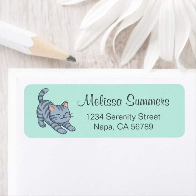 Stretching Grey Tabby Cat Green Returadress Etikett (Insitu)