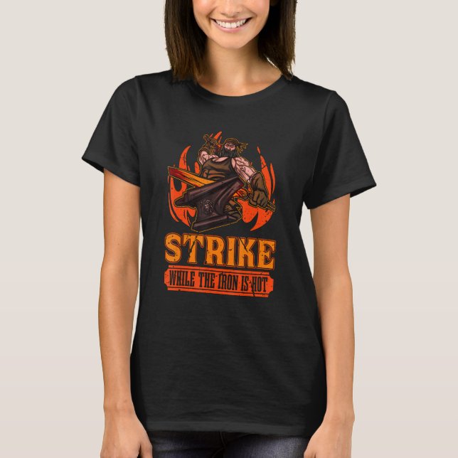 Strike While The Iron Is Hot Loves Blacksmith Forg T Shirt (Framsida)