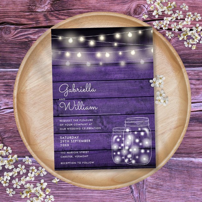String Ljus Mason Burk Rustic Lila Wood Bröllop Inbjudningar (String Lights Mason Jar Rustic Purple Wood Wedding Invitation)