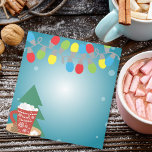 String Ljus och Röda Mugg Mysiga vinterjul Anteckningsblock<br><div class="desc">Laga julhelgens magi med det fantastiska jultemade anteckningsblocket! Med en sjudande sträng med färgstark julklapp i toppen ger den omedelbart ett fräckt jubel till dina anteckningar och påminnelser. Anteckningsblocket ställs mot en snöblå bakgrund, som påminner om en vinternatt. I det lämnat hörnet i grund står en charmerande grönt Julgran hög,...</div>