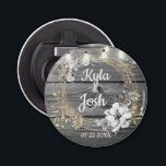 Stringade Ljus utandning Rustic Bröllop   Flasköppnare<br><div class="desc">På den här snyggten är festen till förmån för bröllop flaska-öppnare en grått-rustik träbakgrund en chic blommigt-andedräkt där du kan anpassa den och därutöver är det en sträng av ljus som skapar romantisk elegans hos lantgårdar.  Del av Snyggt Trendig bröllopsgåvor</div>