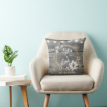 Stringade Ljus utandning Rustic Bröllop Kudde<br><div class="desc">På en grått-rustik träbakgrund är en chic blommigt-andedräkt där du kan anpassa den och därutöver är det en sträng av ljus skapande romantisk elegans</div>