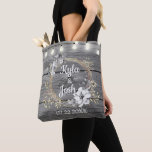 Stringade Ljus utandning Rustic Bröllop Tote Tygkasse<br><div class="desc">På en grått-rustik träbakgrund är en chic blommigt-andedräkt där du kan anpassa den och därutöver är det en sträng av ljus skapande romantisk elegans</div>