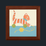 Stripe Leksak Cat med Boll av String Minnesask<br><div class="desc">Vem vill leka med den här stripade leksak-katten av Chariklia Zarris? Om det bara var ett äkta leksak och inte ett tryckeri skulle du kunna dra det runt boll i den bifogade strängen eller trycka på det med hjul under. En underbar gåva till ett barns daghem, beställ ditt exemplar idag!...</div>