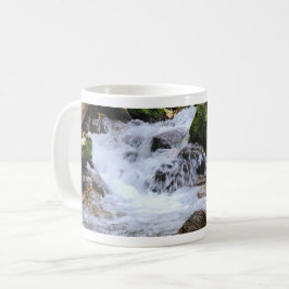 Strömmande Skogsström med Mossiga Klippor Kaffemugg