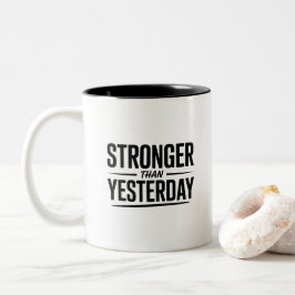 Stronger Than Yesterday | Motivational Quote Två-Tonad Mugg