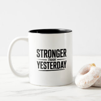 Stronger Than Yesterday | Motivational Quote Två-Tonad Mugg