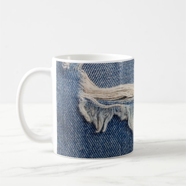 Struktur har rivit jeans bakgrund. kaffemugg (Vänster)