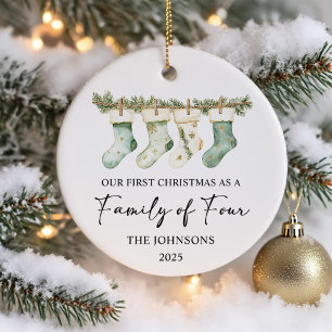 Strumpor jul som en familj på fyra julgransprydnad keramik