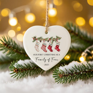 Strumpor jul som en familj på fyra julgransprydnad keramik