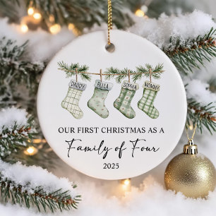 Strumpor jul som en familj på fyra julgransprydnad keramik