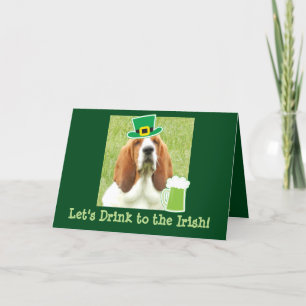 Sts Patrick kort för daghälsning med Bassethund