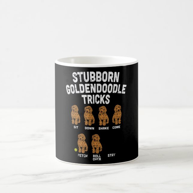 Stubborn Goldendoodle Tricks Rolig hund Trainer Ma Kaffemugg (Center)