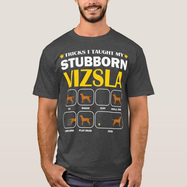 Stubborn Vizsla Hund Tricks Training Gift T Shirt (Framsida)
