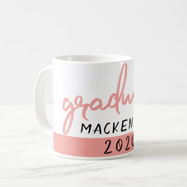 Student Coral Script | Handbrev med år Kaffemugg (Framsida vänster)
