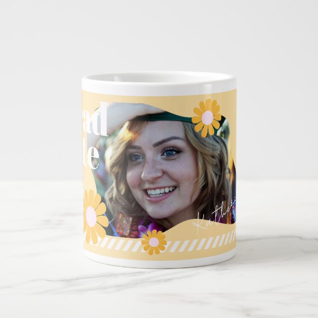 Student Daisy Photo Beige Jumbo Mugg (Framsidan)