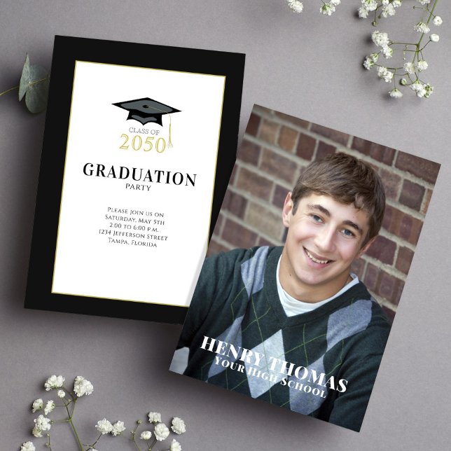 Student-foto - enkel minimalistisk klassisk hatt inbjudningar (Graduation photo invitation with classic black and gold mortarboard. )