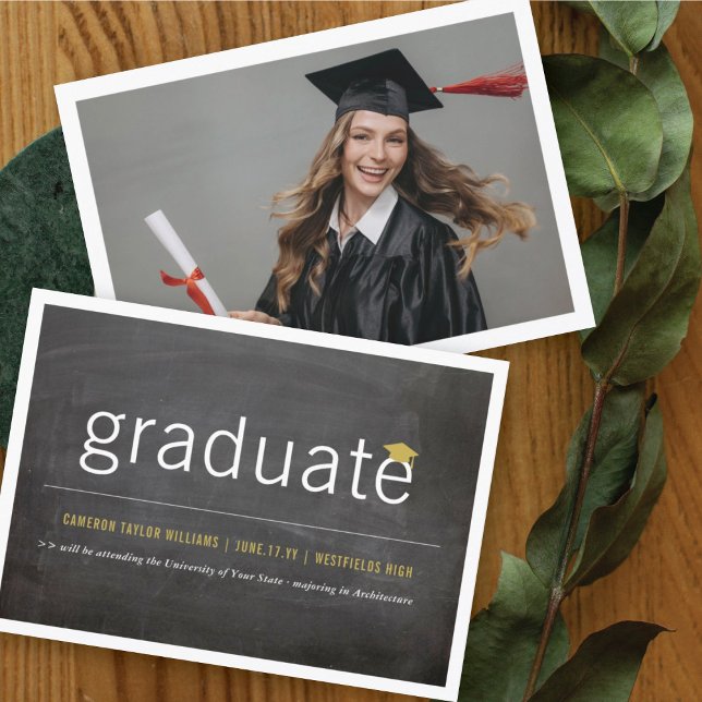 Student-foto Studenten med minimalistiskt Meddelande (Black Chalkboard Minimalist Graduate Photo Graduation Announcement Card @ zazzle.com/color_therapy)